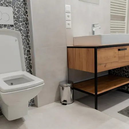 Modern 2br Gem In Center