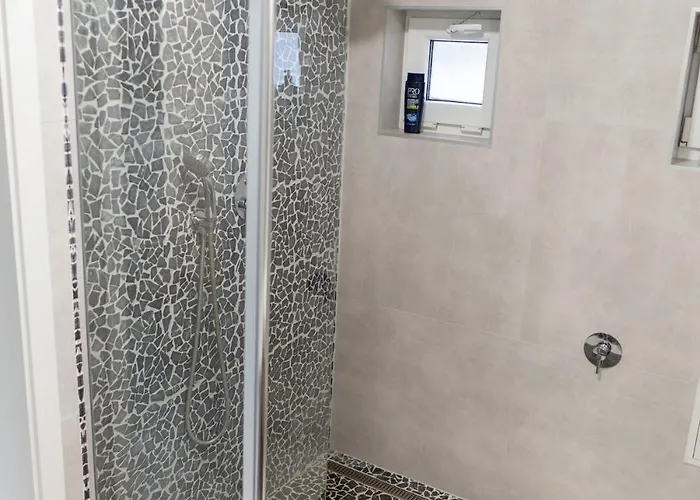 Modern 2br Gem In Center Lägenhet *