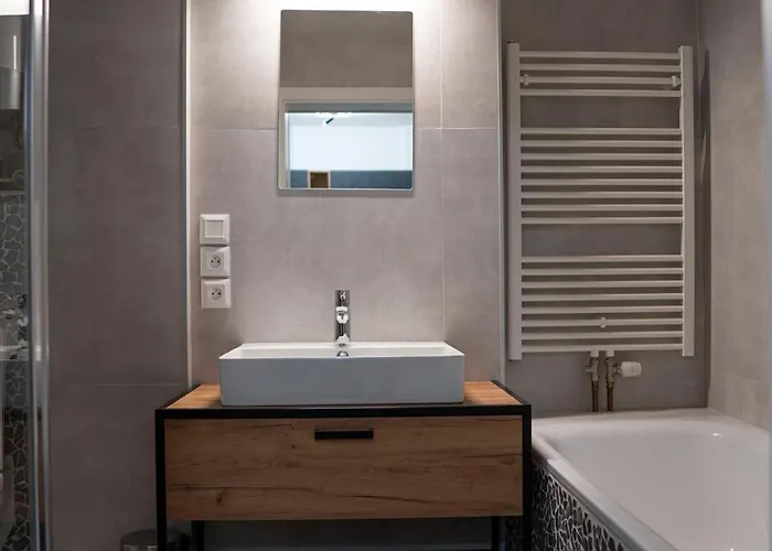 Modern 2br Gem In Center شقة *