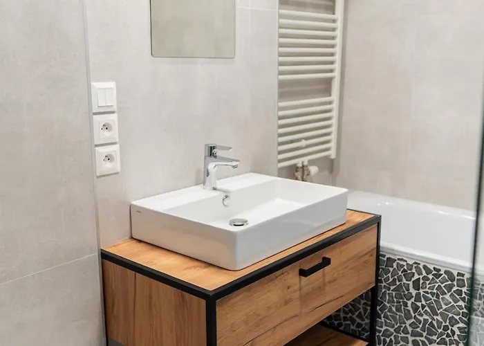 Modern 2br Gem In Center Bratysława