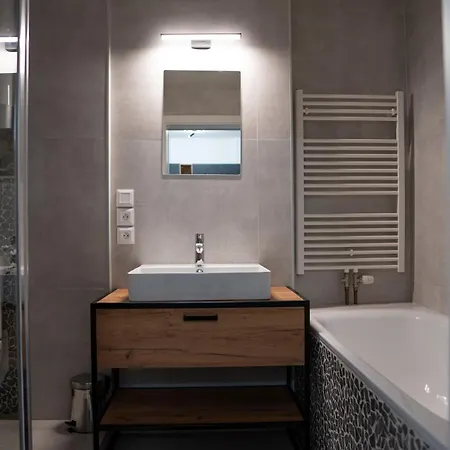 Modern 2br Gem In Center Lejlighed *