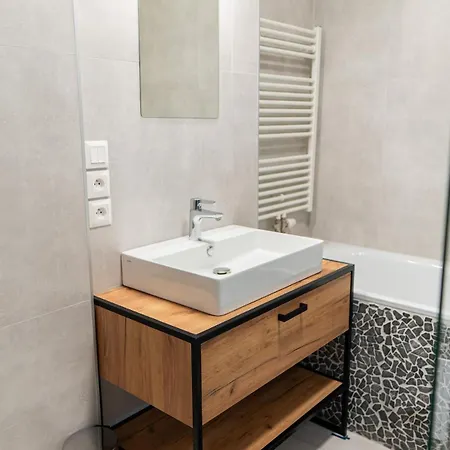 Modern 2br Gem In Center Bratysława